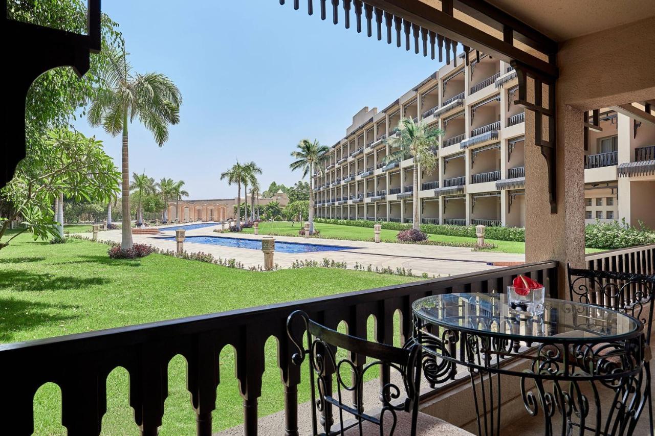 Marriott Mena House, Cairo Hotel Giza Bagian luar foto View of the pool at the Hilton Luxor