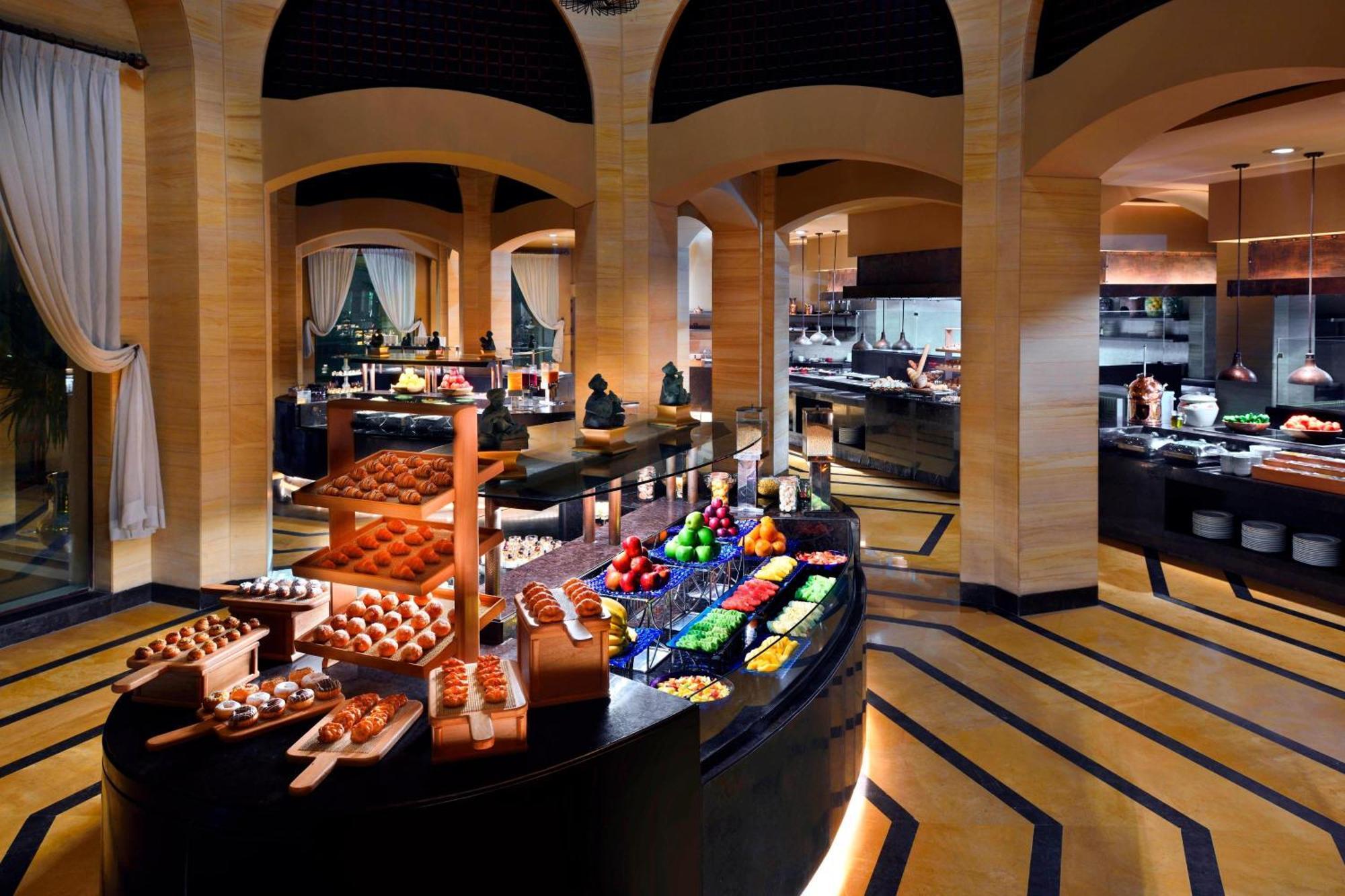 Marriott Mena House, Cairo Hotel Giza Bagian luar foto The buffet at the hotel