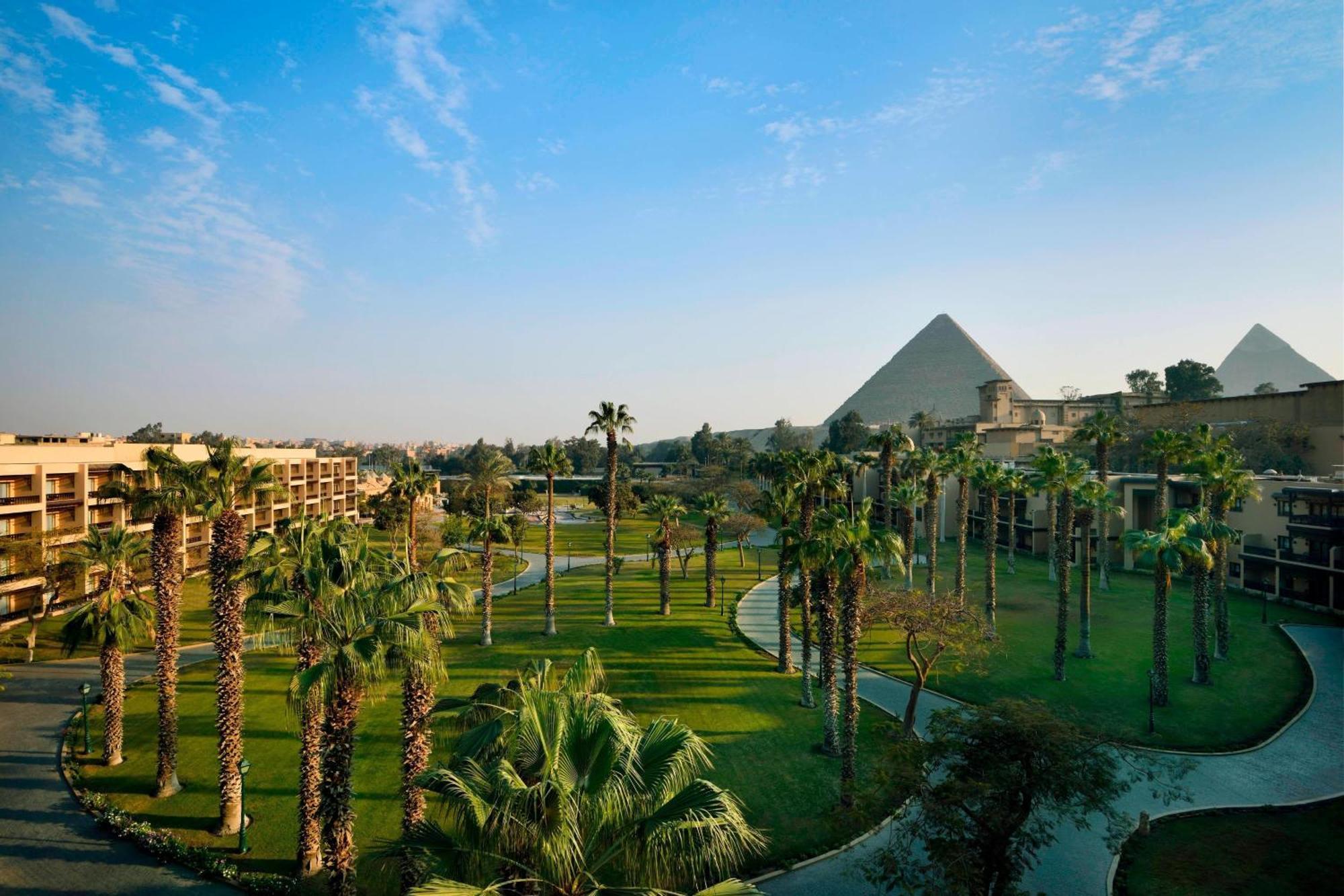 Marriott Mena House, Cairo Hotel Giza Bagian luar foto The pyramids from the resort