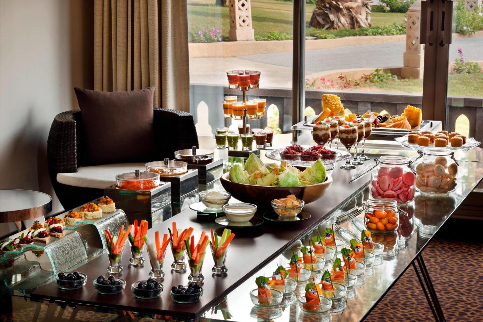 Marriott Mena House, Cairo Hotel Giza Bagian luar foto A buffet at a hotel