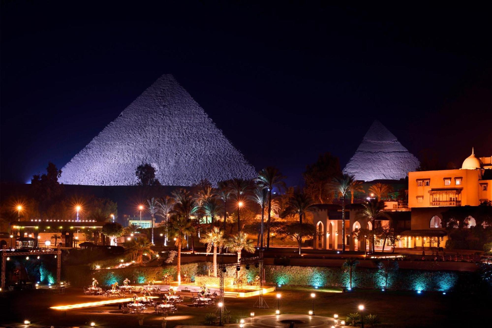 Marriott Mena House, Cairo Hotel Giza Bagian luar foto The pyramids at night