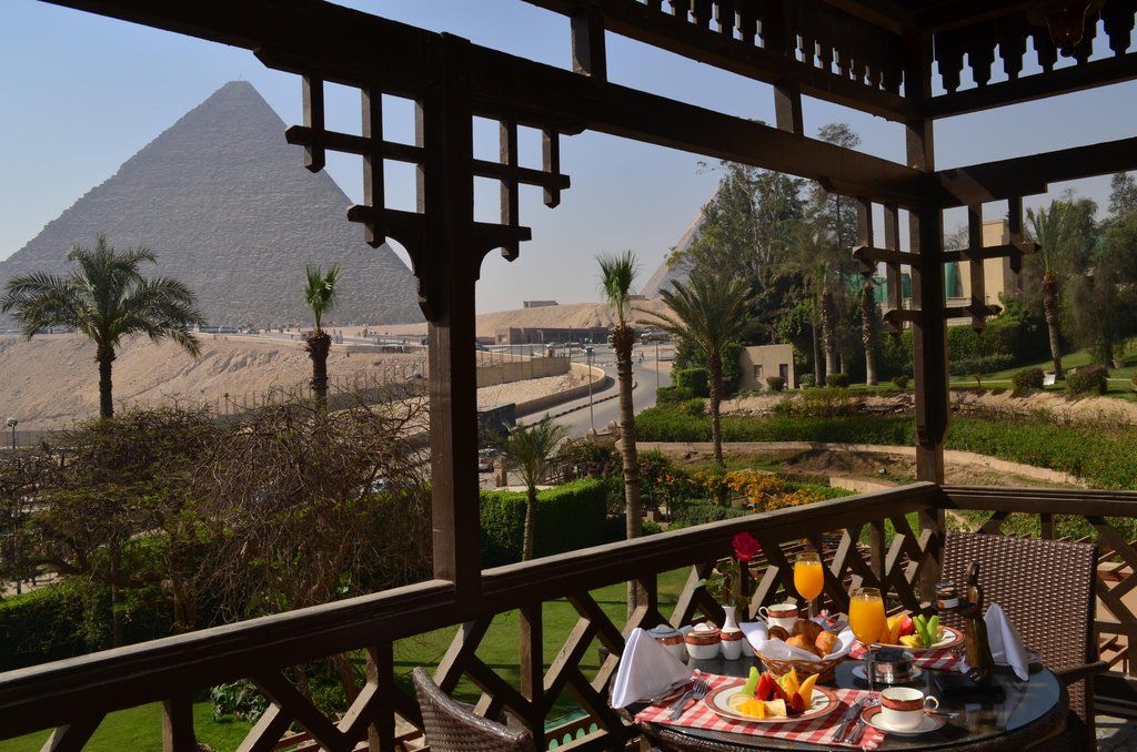 Marriott Mena House, Cairo Hotel Giza Bagian luar foto The pyramids from the hotel